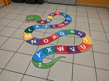 Samolepky na podlahu - Had s abecedou